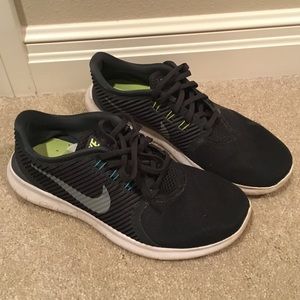 Nike free tennis shoes